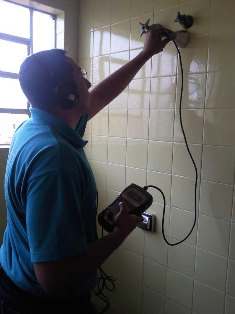 Encanador realizando serviços de Caça Vazamento